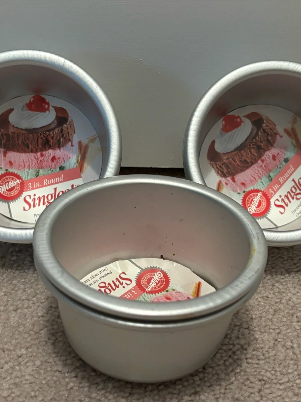 Wilton Singles 3 in. Round Personal Size Cake Pan Mold Aluminum Set of 6 Dessert